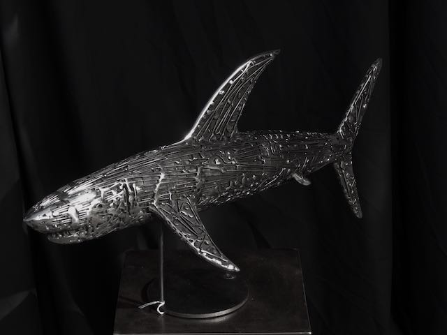 sur-leau-requin-scupture-metal